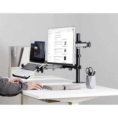 Person arbeitet an einem Schreibtisch mit einem Laptop und einem Monitor, die auf verstellbaren Halterungen stehen. Daneben Stiftehalter und Bücher.