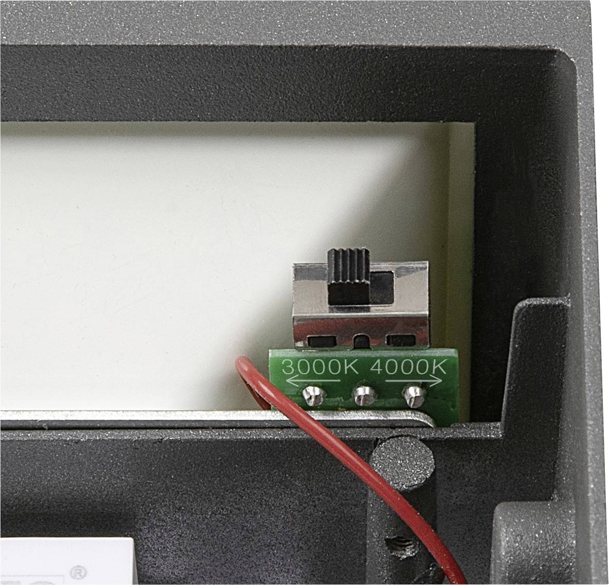 Ein Kippschalter in einem Gerät mit Beschriftung '3000K' und '4000K', verbunden mit einem roten Kabel.