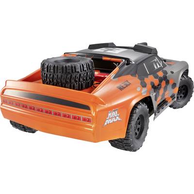 Ein ferngesteuertes Auto mit orange-schwarzem Design und Ersatzreifen im Kofferraum. Es hat große, geländetaugliche Reifen.