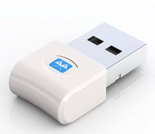 USB-Stecker mit einem Logo, das Buchstaben 'AA' zeigt, auf weißem Hintergrund.