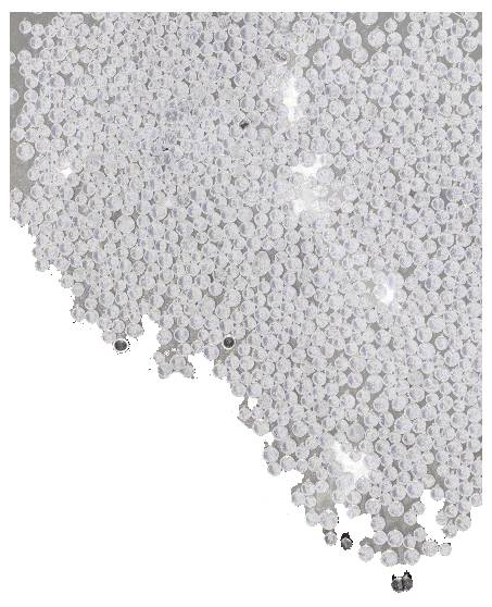 Weiße Kunststoffpellets auf hellem Hintergrund. Die unregelmäßige Anordnung erzeugt ein Muster, das an eine Ansammlung von Perlen erinnert.