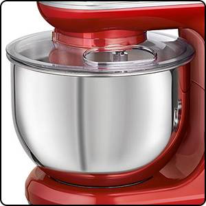 Rote Küchenmaschine mit Edelstahlschüssel und transparentem Deckel. Ideal zum Mischen von Backzutaten.