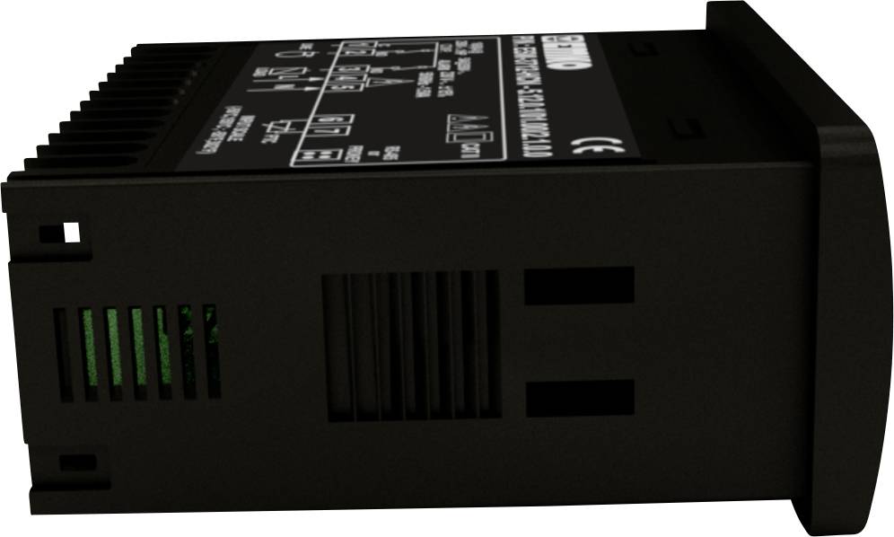 Ein schwarzes elektronisches Gerät mit Beschriftungen auf der Oberseite, möglicherweise ein Temperaturregler, mit Lüftungsschlitzen an der Seite.