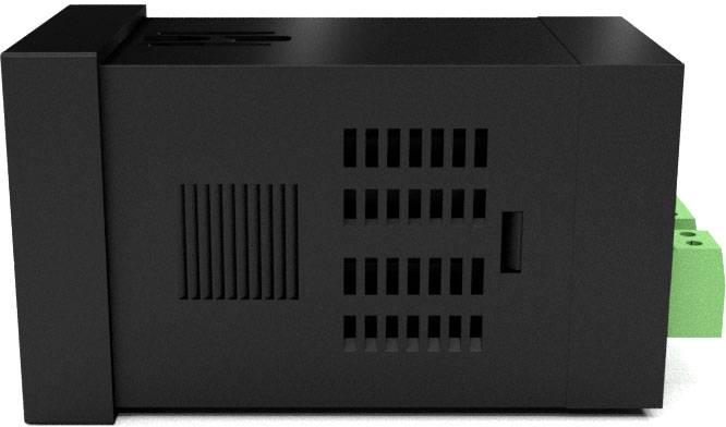 Ein schwarzes elektronisches Gerät mit Lüftungsschlitzen an der Seite und grünen Anschlüssen.
