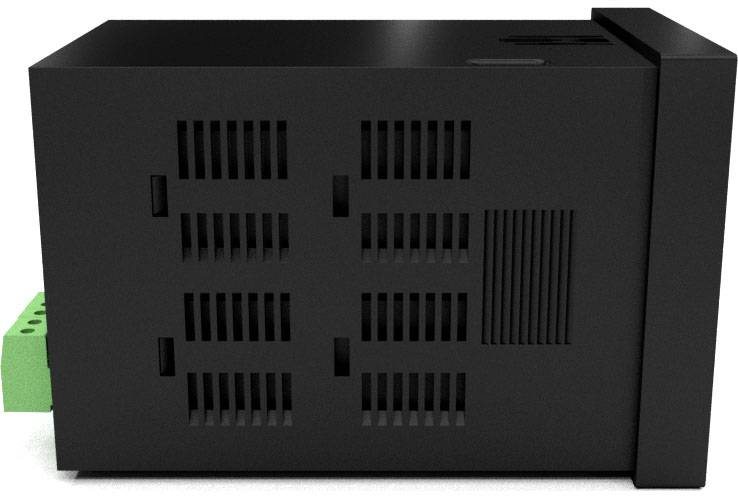 Ein schwarzes, rechteckiges elektrisches Gerät mit Lüftungsschlitzen und einem grünen Anschluss an der Seite.