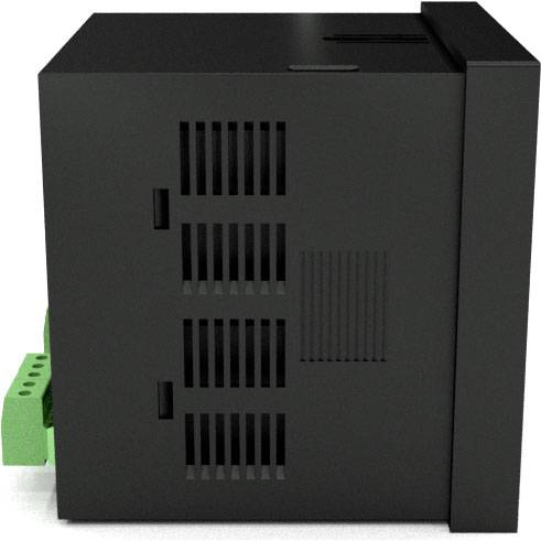 Schwarzes elektronisches Gerät mit grünen Anschlussklemmen, seitlich sichtbar. Lüftungsschlitze sind an der Seite erkennbar.