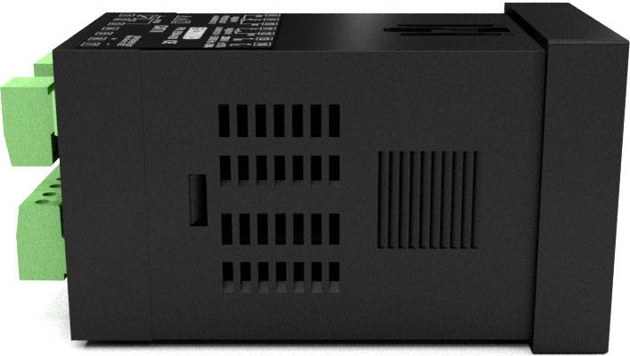 Ein schwarzes elektrisches Gerät mit Lüftungsschlitzen und grünen Anschlüssen, seitlich dargestellt.