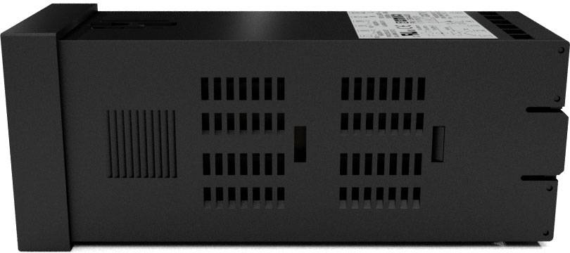 'Seitenansicht eines schwarzen elektronischen Geräts mit Lüftungsschlitzen und einem Etikett mit technischen Spezifikationen oben.'