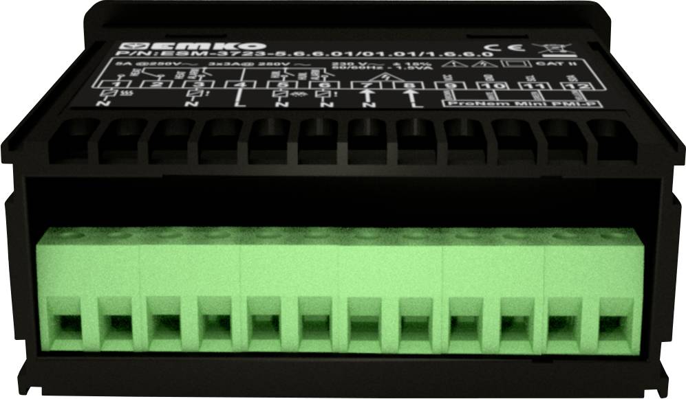 Ein schwarzes elektrisches Anschlussmodul mit grünen Anschlussklemmen. Oben befinden sich technische Informationen und Schaltpläne.