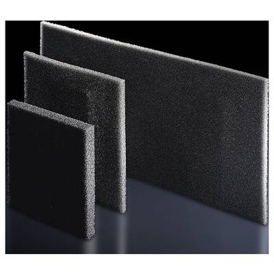 Drei schwarze Schaumstoffplatten in unterschiedlichen Größen stehen aufrecht nebeneinander vor schwarzem Hintergrund.