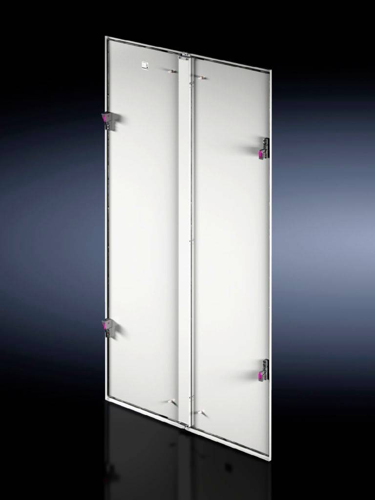 Weiße Metalltür, die aufrecht auf schwarzem Hintergrund steht. Sie hat mehrere verschließbare Scharniere an den Seiten.