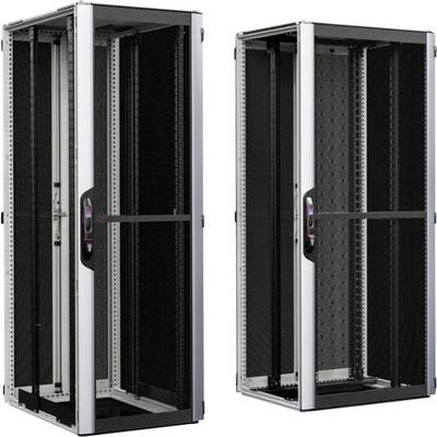Zwei schwarze Netzwerkschränke mit Glastüren, freistehend, für Server oder Netzwerkgeräte in einem Rechenzentrum.
