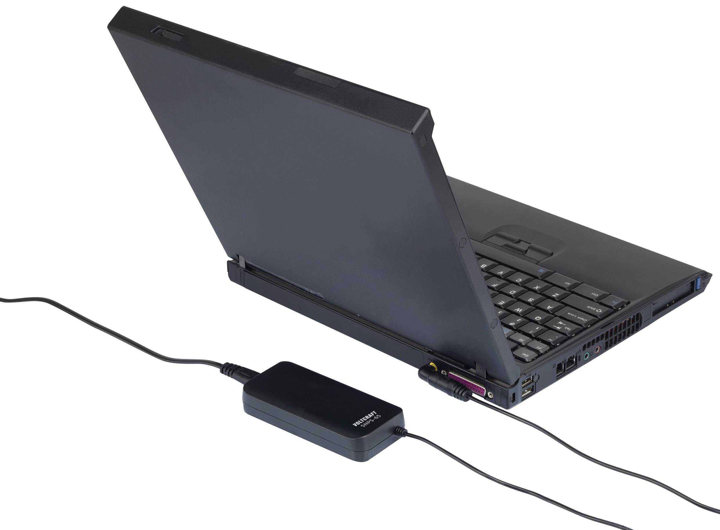 Ein aufgeklappter Laptop wird von einem Netzadapter geladen. Der Adapter ist über ein Kabel mit dem Laptop verbunden.