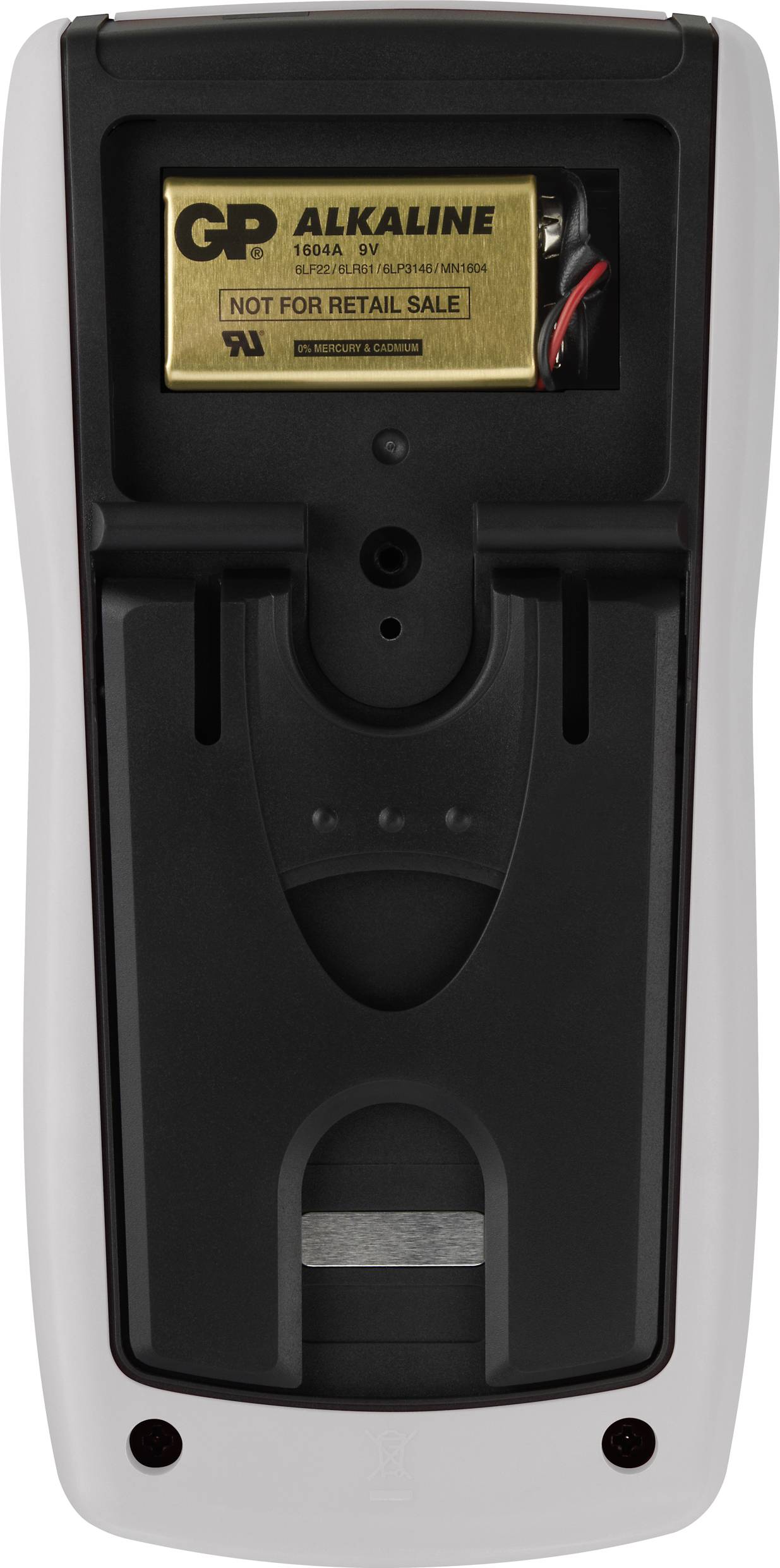 Eine Fernbedienung mit geöffneter Rückseite, die eine eingesetzte Alkaline-Batterie zeigt.