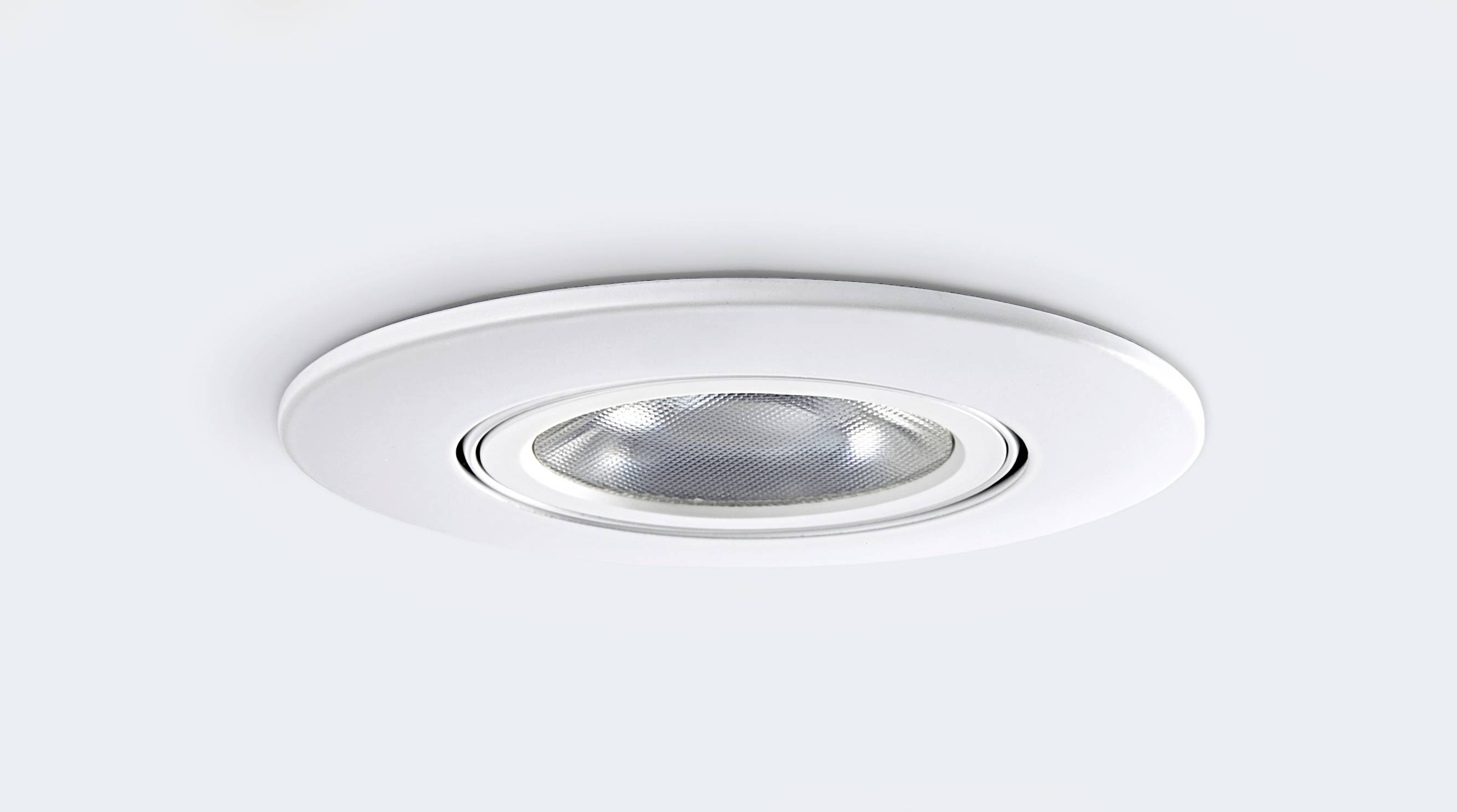 Eine Einbau-LED-Deckenleuchte in weißem Gehäuse, eingebaut in eine helle Decke, strahlt diffuses Licht aus.