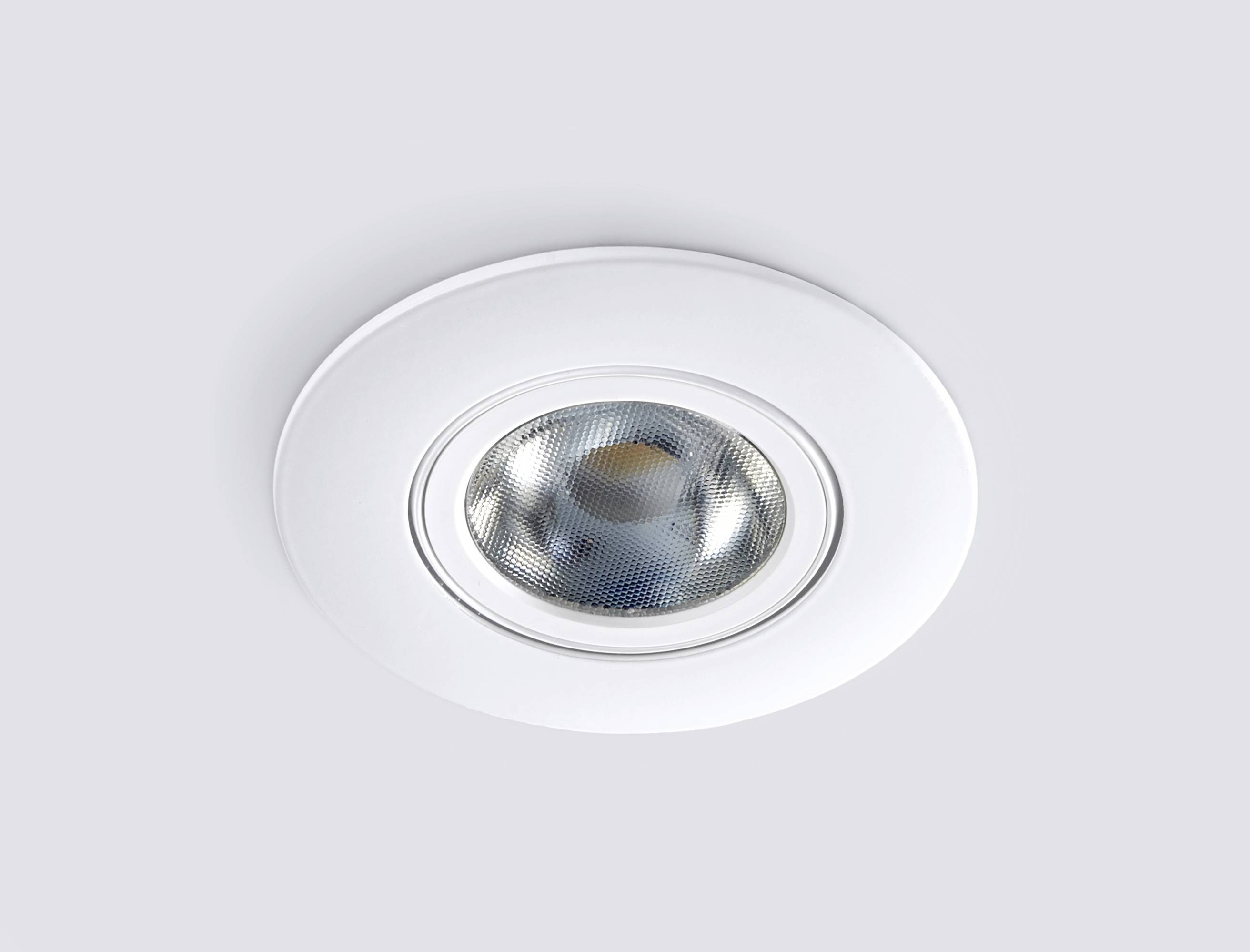 Einbau-Spotlicht in einer hellen Decke, zeigt modernes, schlichtes Design mit runder, weißer Fassung und zentraler LED.