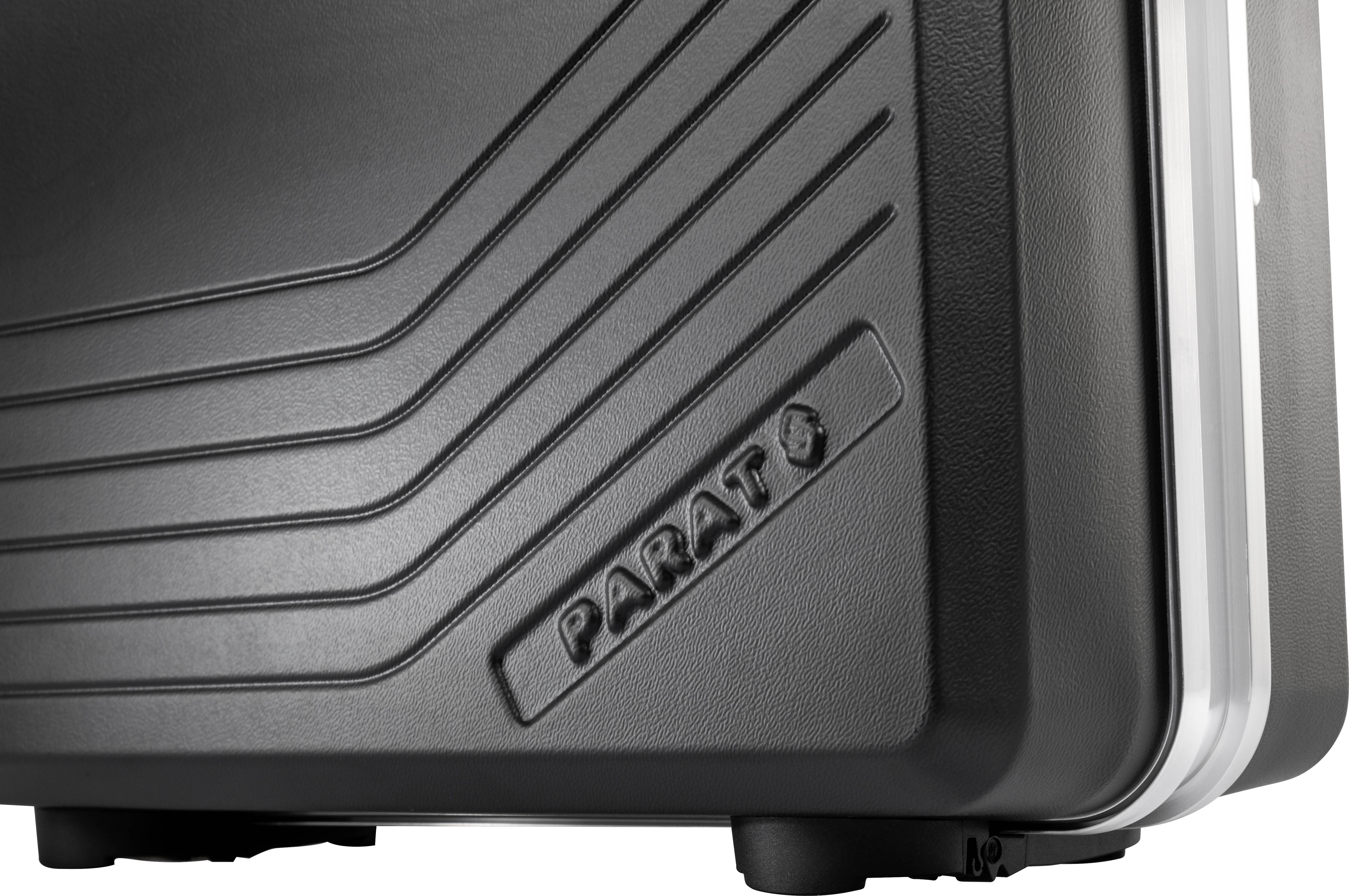 Schwarzer Werkzeugkoffer mit diagonalen Linien und dem Logo 'Parat'. Robuste Oberfläche und stabile Ecken sichtbar.