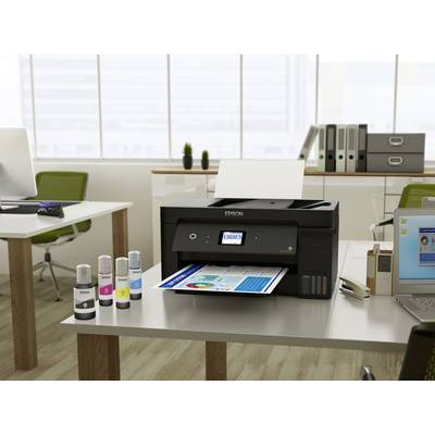 Ein Drucker auf einem modernen Büroschreibtisch druckt eine bunte Grafik. Im Hintergrund sind Büromaterialien und Aktenordner.