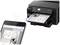 Ein Smartphone sendet ein Drucksignal an einen Drucker, der ein Dokument im Format A3 (297 x 420 mm) druckt.