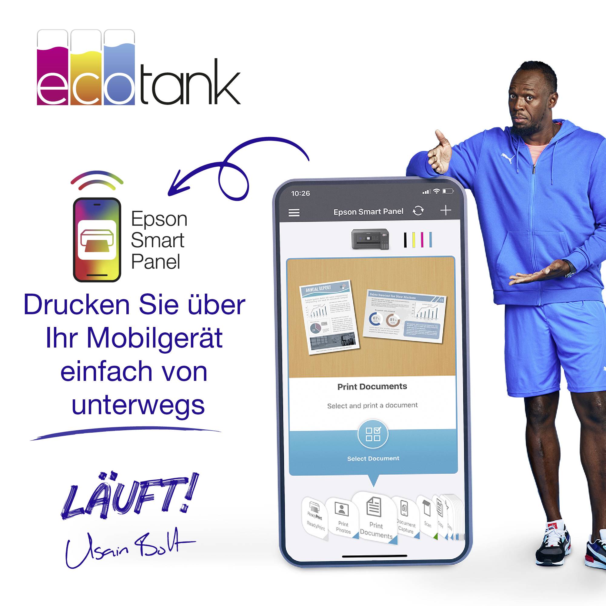 Ein Mann in sportlicher Kleidung steht neben einem Werbeplakat für die 'Epson Smart Panel' App, die mobiles Drucken ermöglicht.