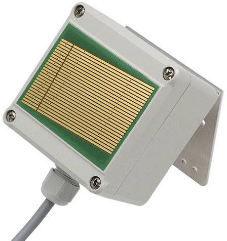 Ein rechteckiger Feuchtigkeitssensor in einem weißen Gehäuse mit einem Kabel. Sensor ist gekippt montiert und hat goldene parallele Linien.