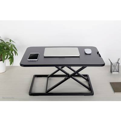 Schwarzer höhenverstellbarer Laptopständer auf einem Tisch mit Laptop, Maus und Smartphone. Links eine Pflanze, rechts Stiftehalter.