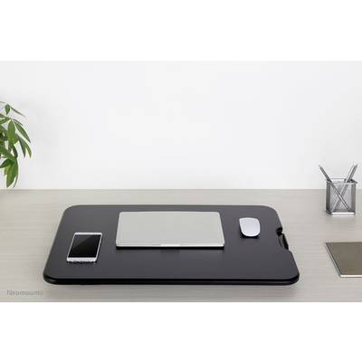 Ein sauberer Schreibtisch mit einem schwarzen Laptop-Ständer darauf. Daneben liegen ein Smartphone, eine Maus und ein Stifthalter.