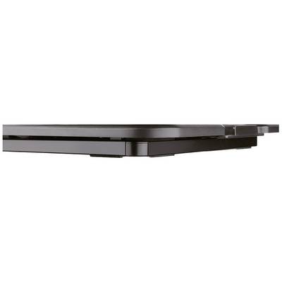 Seitenansicht eines geschlossenen Laptops. Der Laptop hat ein schlankes, schwarzes Design und ist auf einer ebenen Fläche positioniert.