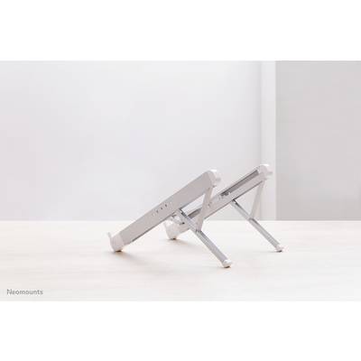 Ein eleganter, weißer Laptop-Ständer auf einem Tisch. Der Ständer ist klappbar und eignet sich zur Erhöhung eines Laptops für bessere Ergonomie.