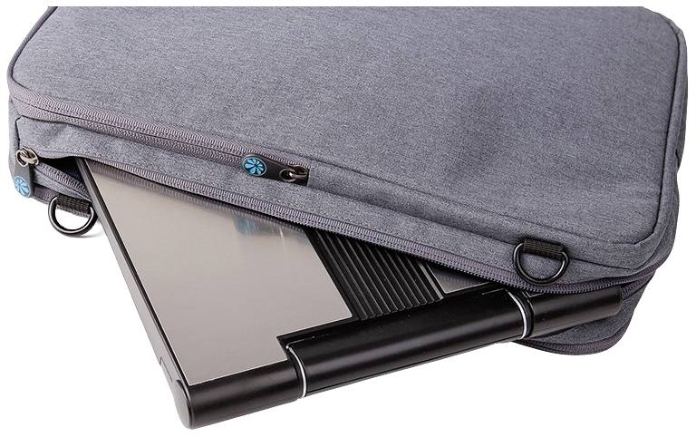 Ein graues Laptop-Case, leicht geöffnet, zeigt einen teilweise herausragenden Laptop.