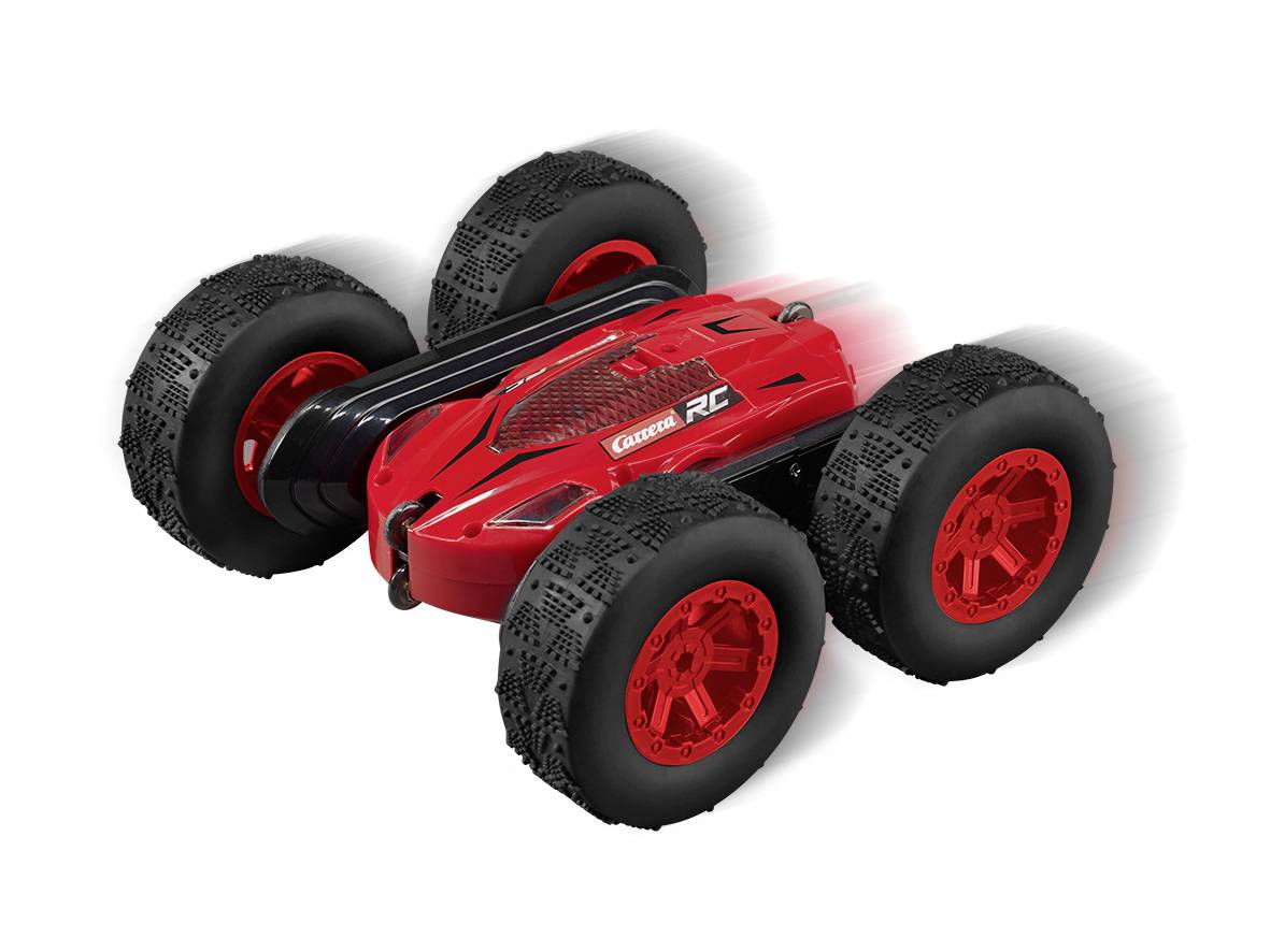 Rotes ferngesteuertes Spielzeugauto mit großen schwarzen Reifen, in Bewegung dargestellt.