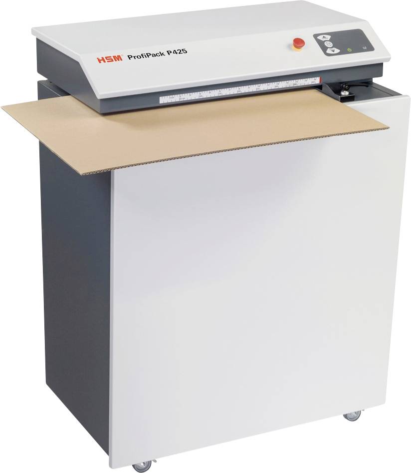 Ein Kartonzerkleinerer, Modell 'HSM ProfiPack P425', bearbeitet einen Kartonbogen. Gerät steht auf Rollen und hat Bedienelemente oben rechts.
