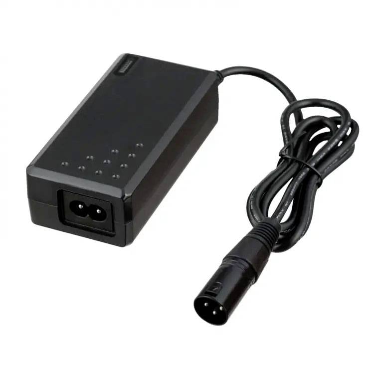 Schwarzes Netzteil mit abnehmbarem Stromkabel und dreipoligem Anschlussstecker, geeignet zur Stromversorgung elektronischer Geräte.
