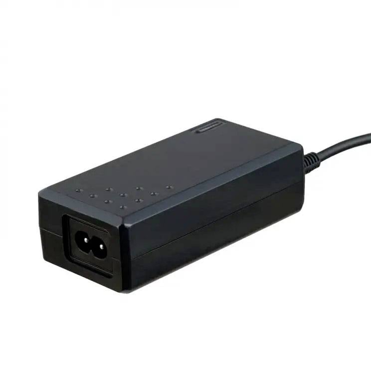 Schwarzes Netzteil mit rechteckiger Form und zwei Steckanschlüssen, geeignet für elektronische Geräte.
