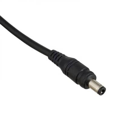 Schwarzes Netzkabel mit Zylinderstecker, oft zum Laden von Geräten verwendet.