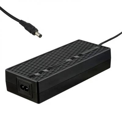 Schwarzes Netzteil mit Kabel und Stecker, passend für elektronische Geräte.