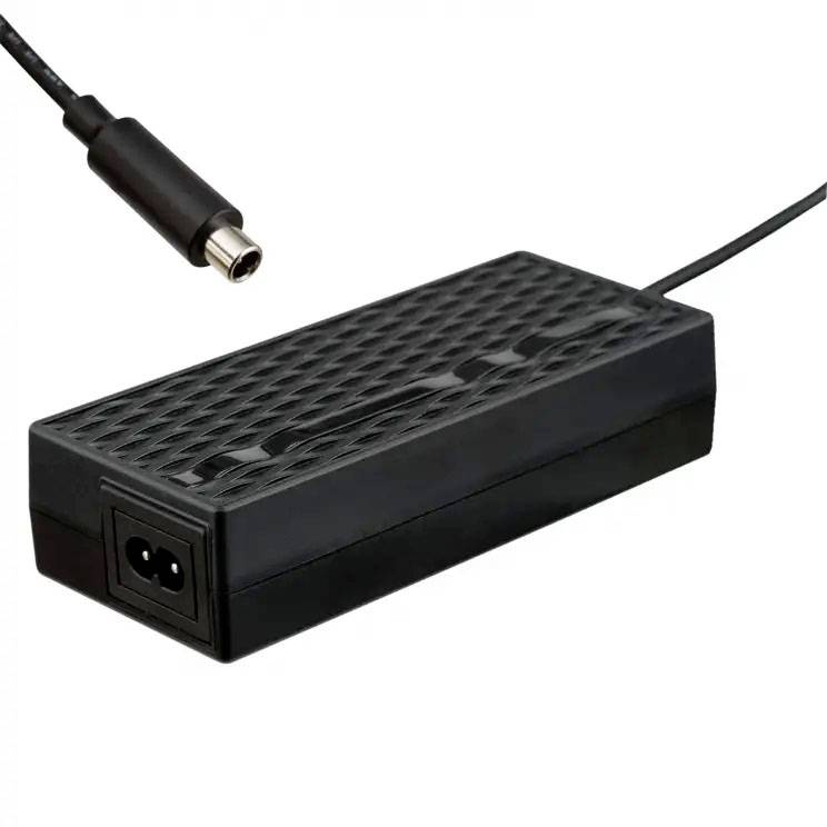 Ein schwarzes Netzteil mit Lüftungsschlitzen und einem abnehmbaren Steckeradapter, geeignet zur Stromversorgung elektronischer Geräte.