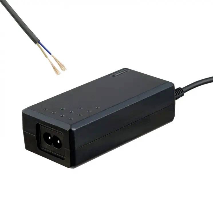 Ein schwarzes Laptop-Netzteil mit einem abgeschnittenen Kabel, das zwei Drahtenden zeigt.