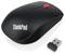 Schwarze ThinkPad-Wireless-Maus mit rotem Scrollrad und USB-Empfänger-Dongle auf weißem Hintergrund.
