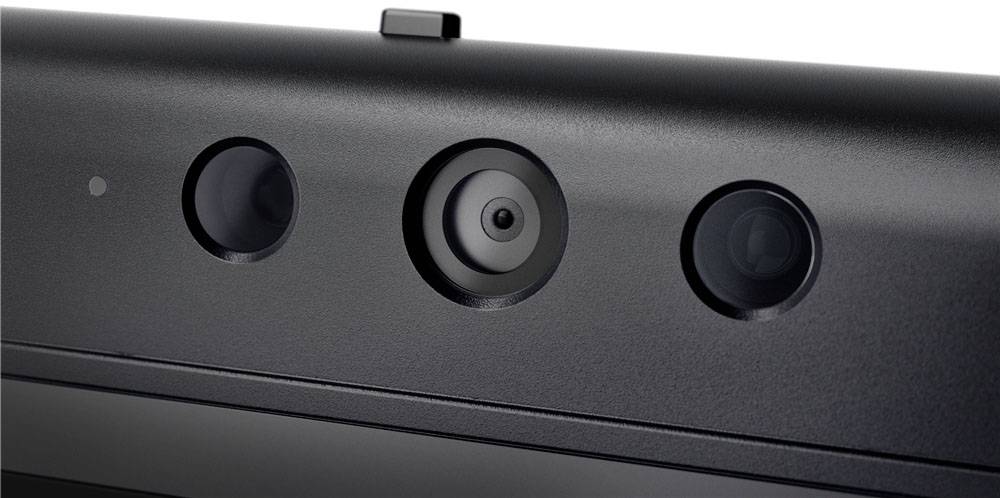 Nahaufnahme einer Laptop-Webcam mit drei Linsen und einem Lichtsensor. Die zentral platzierte Hauptlinse ist von zwei weiteren Linsen flankiert.