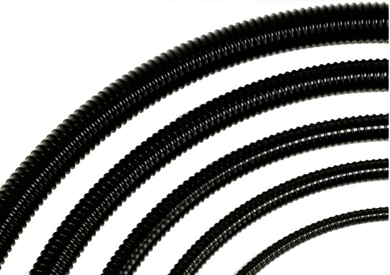 Schwarze, flexible Kunststoffrohre in unterschiedlichen Durchmessern. Sie sind geriffelt und liegen parallel nebeneinander.