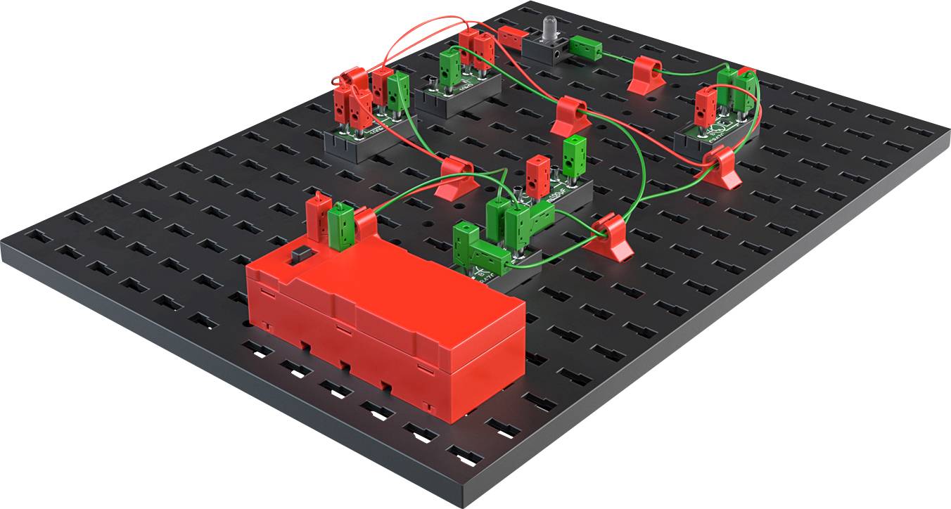 Simulationsbrett mit roten und grünen elektronischen Bauteilen und Drähten auf schwarzer Basis, zeigt Schaltkreisverbindungen.