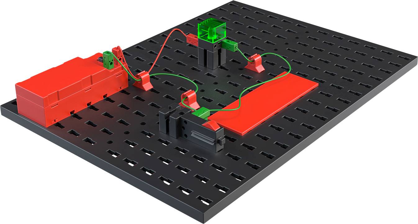 Experimentierplatine mit Batteriefach links, verbunden mit LED-Modul und Schalter in der Mitte. Drahtverbindung in Grün und Rot.