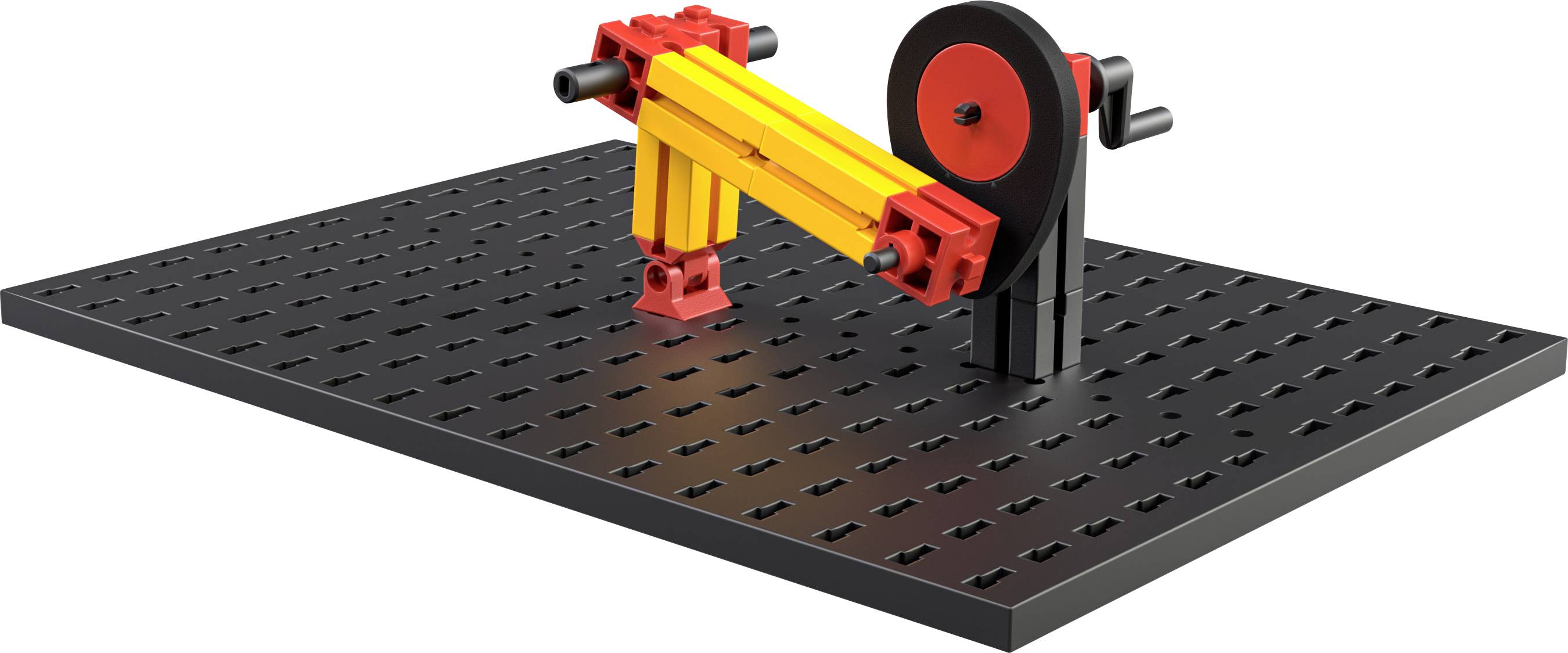 Ein schwarz-gelbes Lego-ähnliches mechanisches Modell eines Roboterarms auf einer grauen perforierten Basisplatte.