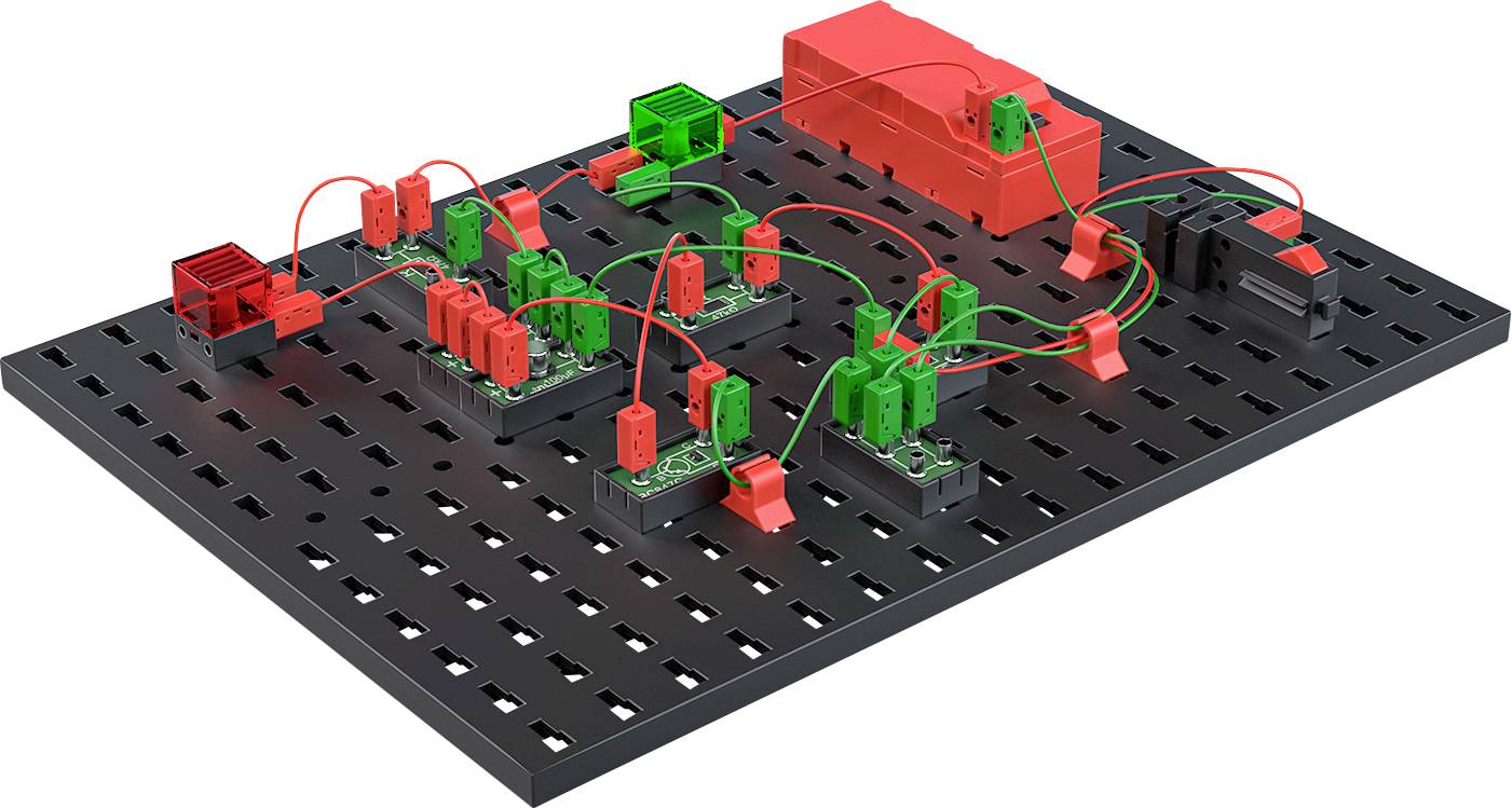 Ein Steckbrett mit elektronischen Bauteilen in Rot und Grün, die durch Drähte verbunden sind, zeigt ein einfaches elektrisches Schaltungslayout.