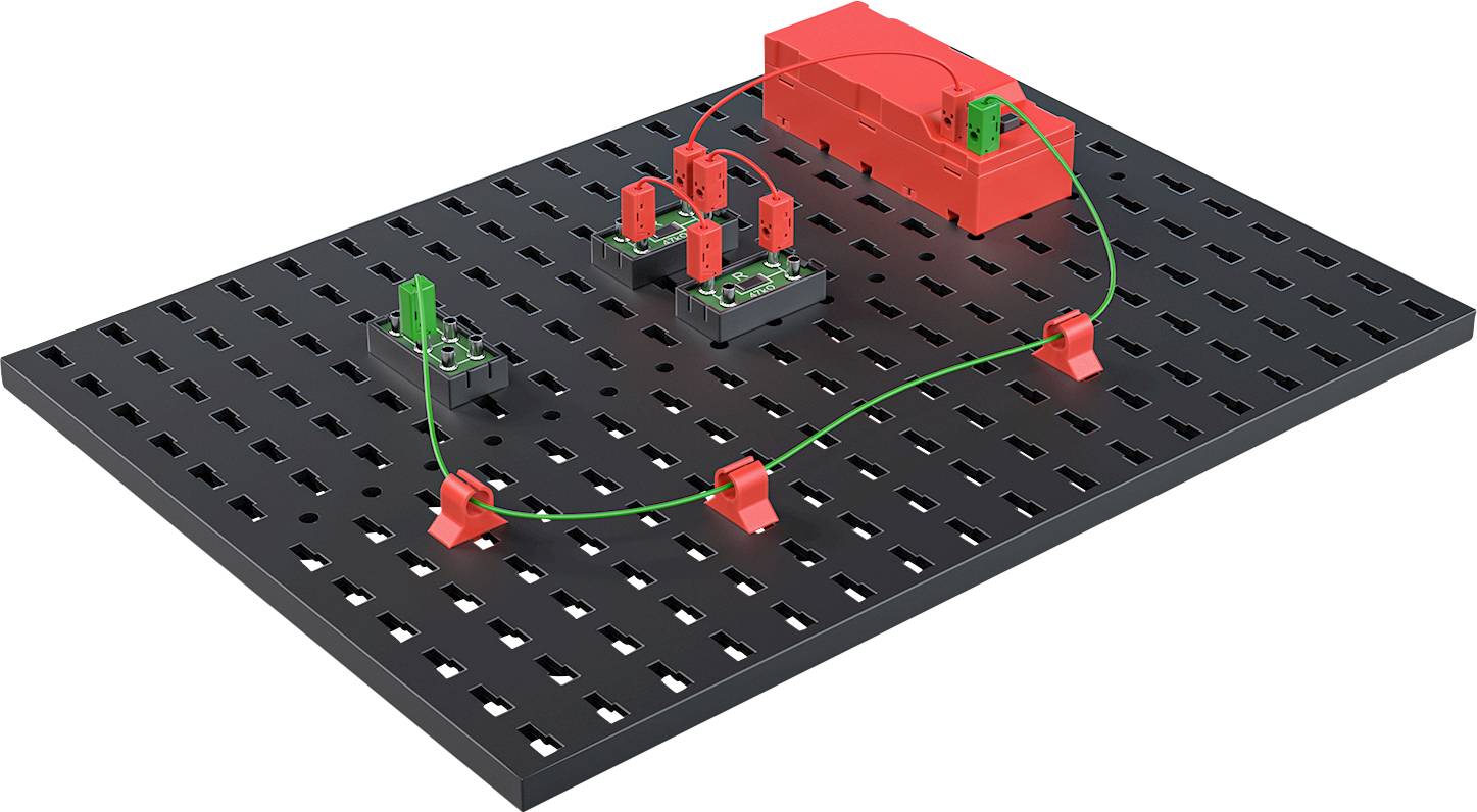 'Elektronisches Steckbrett mit roten und grünen Bauelementen, verbunden durch grüne Kabel, auf einer schwarzen Basis platziert.'