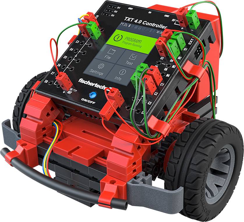Ein Roboterauto mit Rädern, gesteuert durch einen 'TXT 4.0 Controller'. Mehrere Kabel sind an den Controller angeschlossen.