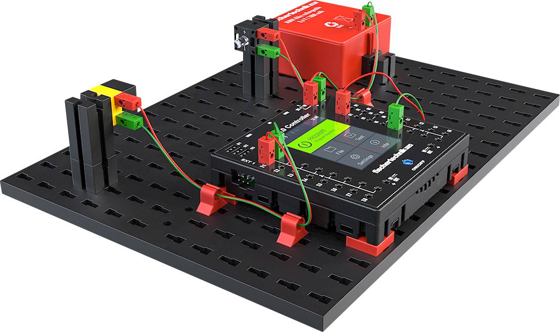 Ein Armaturenbrett mit elektronischen Komponenten und verkabelten Verbindungen auf einer schwarzen Platte, zur Demonstration von Schaltungen.