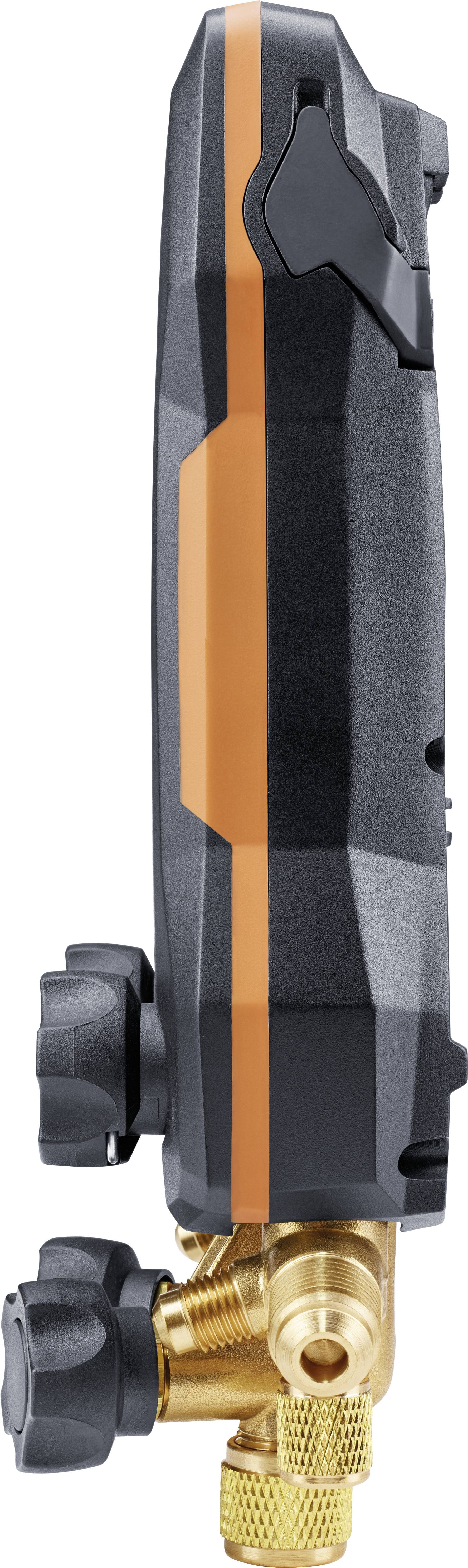 Ein seitlicher Blick auf ein digitales HVAC-Messgerät in schwarz mit orangenen Akzenten, zeigt Drehknöpfe und Messventile aus Messing.