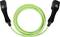 Grünes Ladekabel mit zwei schwarzen Steckern, eingerollt in einem Kreis. Geeignet für Elektrofahrzeuge.
